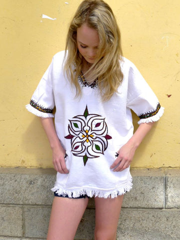 White traditional Ethiopian tunic with multicolored cross embroidered motif White traditional Ethiopian tunic with multicolored cross embroidered motif